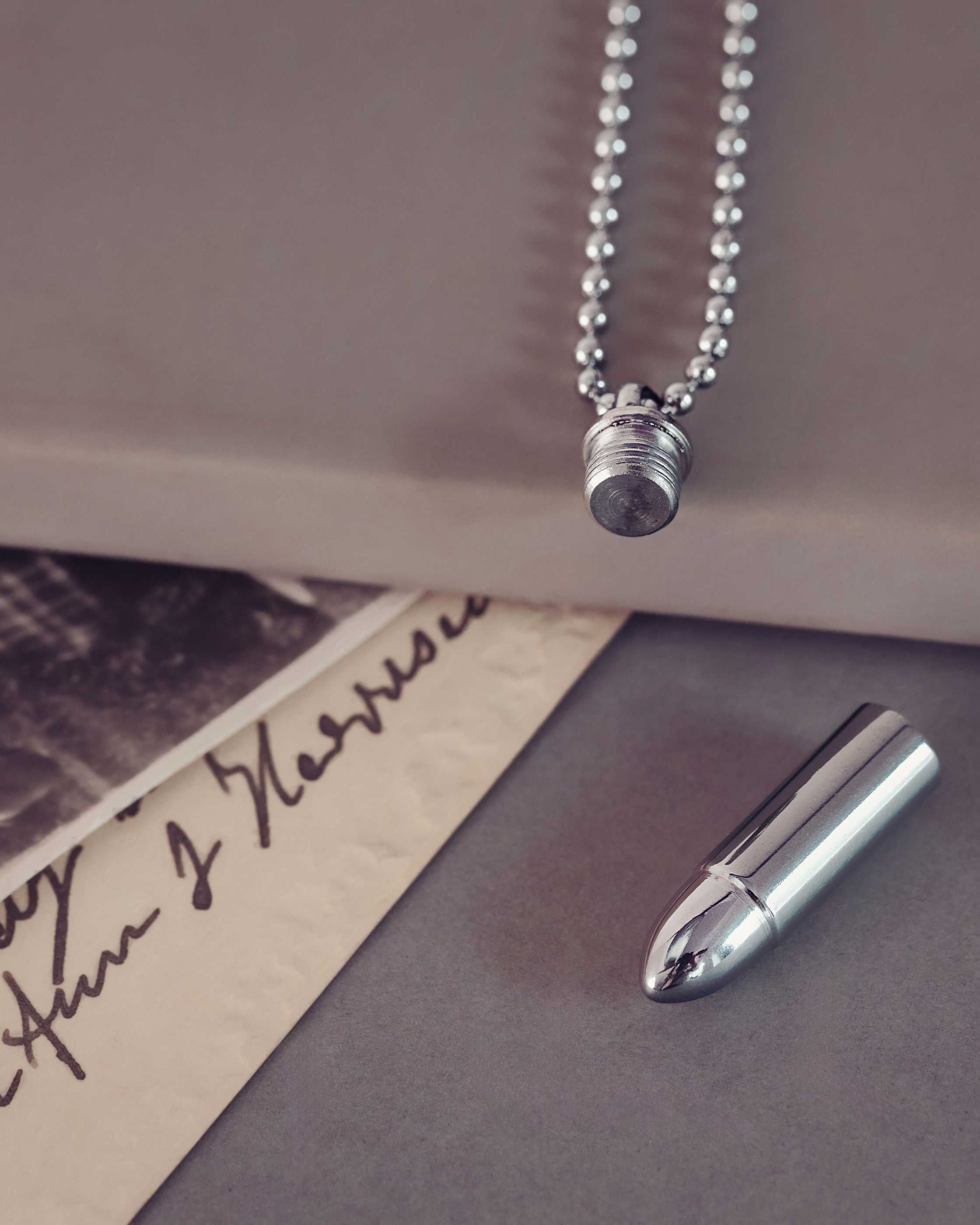 Ashes necklace urn
